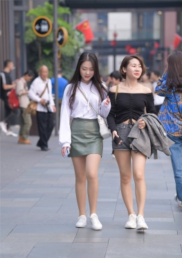 12559P短Q【47P】和闺蜜逛街的短裙长腿小姐姐图片
