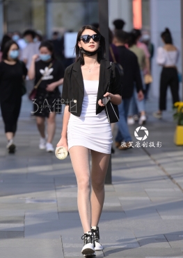 3a街拍美术馆戴着墨镜喝着东西逛街的白色短裙大长腿美女，性感美腿小姐姐