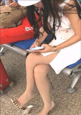 69698车站坐着等车的肉丝足高跟鞋小姐姐女孩视频