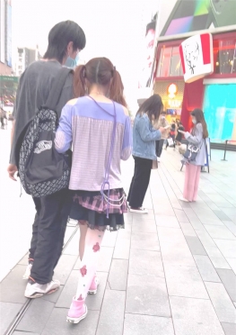 68513双马尾短裙白丝足长腿女孩视频