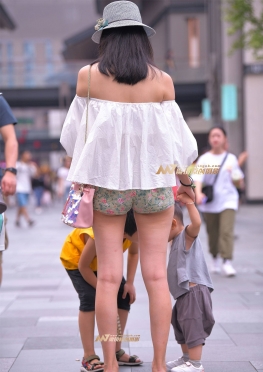 少妇之母性的光辉 热裤长腿小姐姐