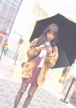 68482撑伞停留玩手机的黑丝长腿小姐姐视频