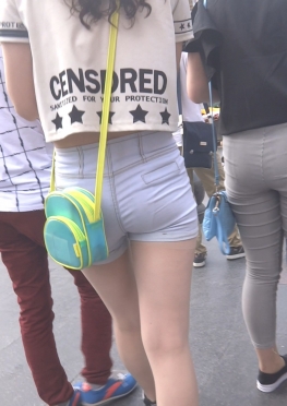 612223a街拍逛街的紧身热裤翘臀美女视频