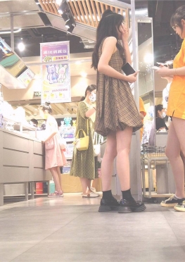 68851魔镜街拍第一站逛商店的短裙小姐姐女孩子视频