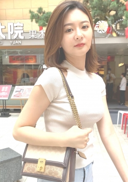 63745魔镜街拍第一站紧身牛仔短裤大长腿女孩视频