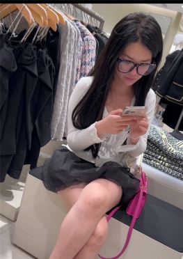 67993-67994戴眼镜的漂亮黑丝短裙丝足长腿女孩视频