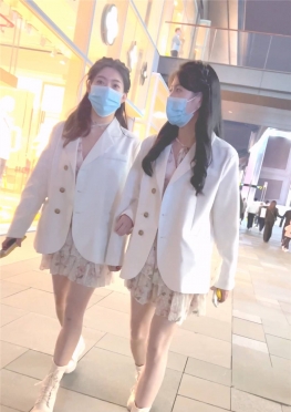 68485戴着口罩逛街的短裙小姐姐视频
