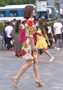 身材好又漂亮的姐姐逛街图片