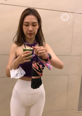 71338穿着白色紧身裤瑜伽裤的长腿小姐姐视频