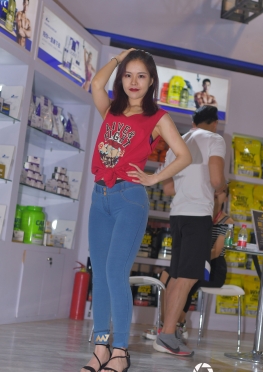 性感紧身牛仔主播美女