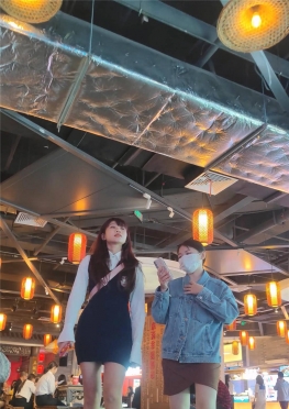 68151在商场里买吃喝的短裙大长腿两位小姐姐小姐姐视频