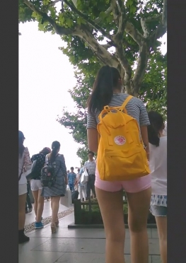 65321-65322街拍论坛背书包回家的热裤大长腿美女视频