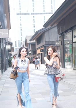 62443两位紧身牛仔裤长腿女孩逛街视频