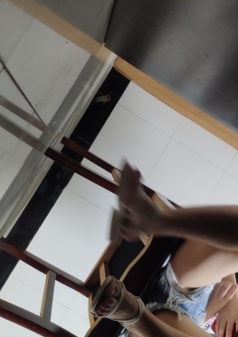 58424-58425坐在我对面牛仔热裤大白腿美女同事视频