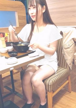 68292坐在斜对面用餐的短裙大白腿小姐姐视频