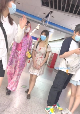 68725戴着口罩逛街的短裙大长腿女孩子视频