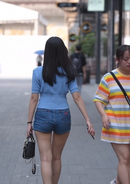 59104逛街的牛仔热裤翘臀长腿美女视频