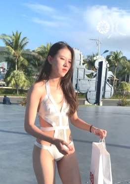 62516沙滩上玩耍的白色比基尼长腿女孩视频