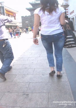 68406-68407逛街的紧身牛仔裤女孩子视频
