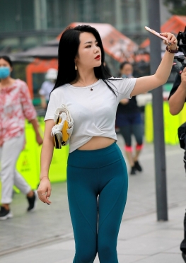 61491逛街的紧身裤翘臀美女视频