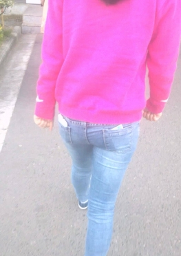 66286厂里下班了走在前面的牛仔裤女同事视频