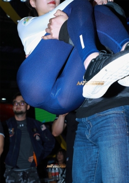 你渴望力量吗？紧身瑜伽裤大长腿美女图片