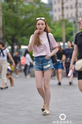 3a街拍第一站破洞衫热裤少妇，性感大长腿白腿短裤美腿女孩美图录