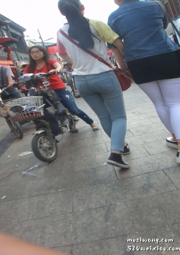 66243街拍第一站紧身牛仔裤长腿女孩视频