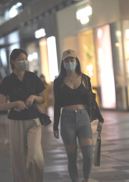 63111魔镜街拍第一站蓝色紧身牛仔裤长腿女孩视频