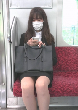 68301坐地铁在我对面的短裙小姐姐小姐姐视频
