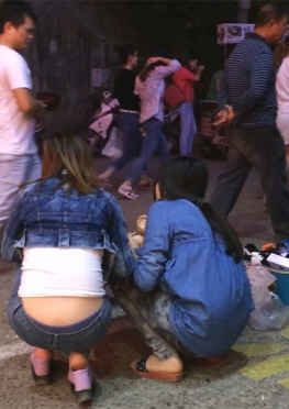 64994魔镜街拍论坛蹲在路边买东西的紧身牛仔裤露腰美女视频
