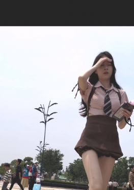 73784逛街的短裙细长腿美女视频