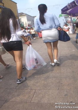 66245-66246逛街的黑色紧身裤长腿女孩视频