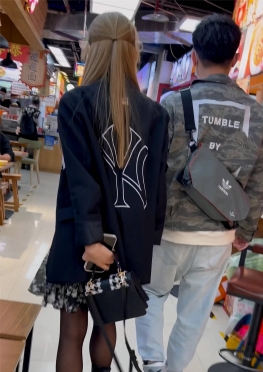 69015逛超市笑嘻嘻的短裙黑丝足长腿女孩子视频