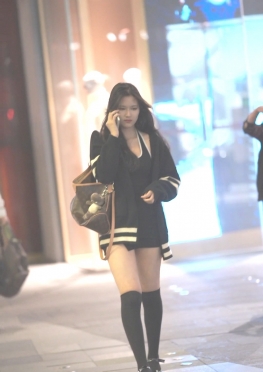 63127-63128一个人逛街的长筒袜长腿女孩视频