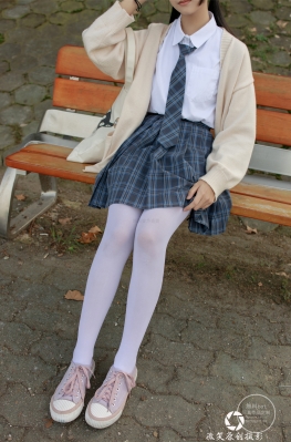 森L有料004【76P】3a街拍美术馆长凳上的短裙白丝长腿美女套图，不管时尚的风潮如何改变，你都要坚定自己内心对美丽的追求