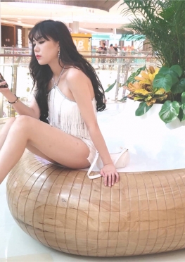 64510-64511魔镜街拍第一站白色超短紧身热裤大长腿极品女孩