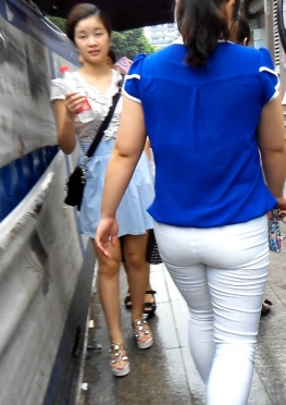 59736逛街的白色紧身裤翘臀美女视频
