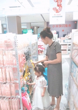 67307-67308逛商店的长裙女孩视频