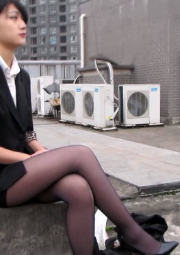 70784-70793瞒着男友到天台换黑丝的短裙高跟鞋长腿美女视频