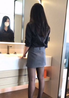 73813-73814大学女同学穿着制服短裙黑丝足长腿美女视频