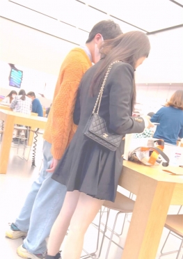 68626一起逛店的短裙女孩视频