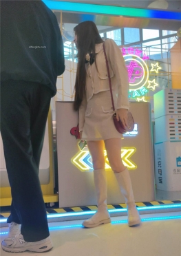 68097逛商场的短裙长腿女孩视频