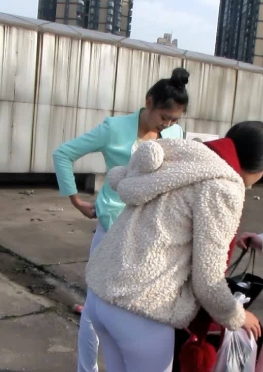 70847-70854四位紧身裤美女在天台换衣服视频