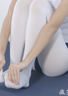 59997-59998坐在床上穿白丝的大长腿短裙美女视频，性感大白腿女孩