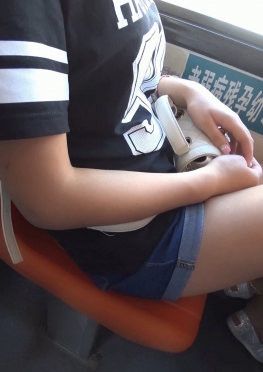 61316魔镜街拍牛仔热裤长腿美女公交车上被人摸大腿视频
