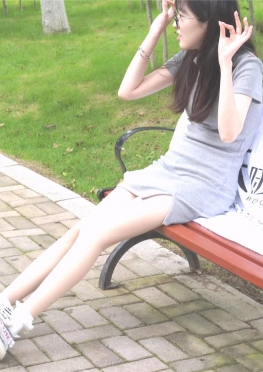 69008坐在公园的长椅上穿鞋子的肉丝足小姐姐女孩视频