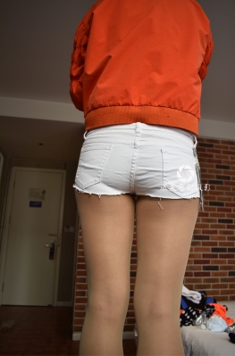 C271【61P】魔镜街拍第一站白色紧身热裤翘臀长腿美女套图