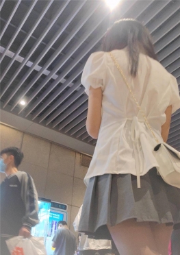 68168和闺蜜逛街的百褶裙短裙长腿女孩视频