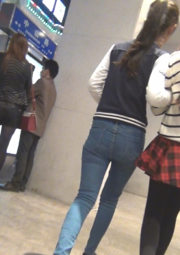 61225紧身牛仔裤翘臀美女视频